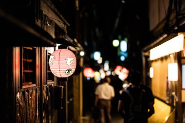 KYOTO, JAPONYA - 13 Mayıs 2019: Bir Atmoshphere ve Pontocho Alley mimarisi Gece Kyoto, Japonya 'nın merkezinde