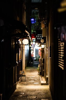 KYOTO, JAPONYA - 13 Mayıs 2019: Bir Atmoshphere ve Pontocho Alley mimarisi Gece Kyoto, Japonya 'nın merkezinde