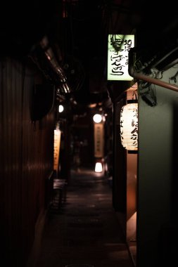 KYOTO, JAPONYA - 13 Mayıs 2019: Bir Atmoshphere ve Pontocho Alley mimarisi Gece Kyoto, Japonya 'nın merkezinde