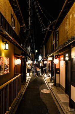 KYOTO, JAPONYA - 13 Mayıs 2019: Bir Atmoshphere ve Pontocho Alley mimarisi Gece Kyoto, Japonya 'nın merkezinde