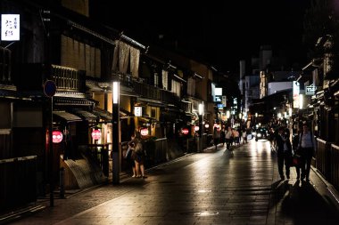 KYOTO, JAPONYA - 16 Mayıs 2019: Bir Atmoshphere ve Pontocho Alley mimarisi geceleyin Kyoto, Japonya 'nın merkezinde