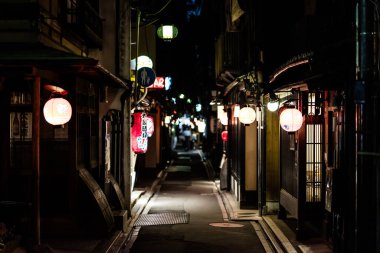 KYOTO, JAPONYA - 17 Mayıs 2019: Bir Atmoshphere ve Pontocho Alley mimarisi Gece Kyoto, Japonya 'nın merkezinde