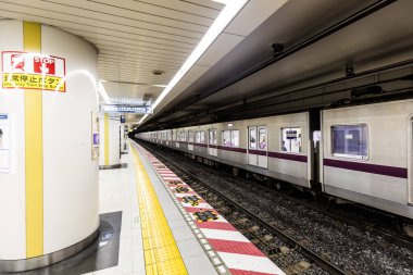 TOKYO, JAPONYA - 12 Mayıs 2019 Tokyo, Japonya 'daki yeraltı tren istasyonu