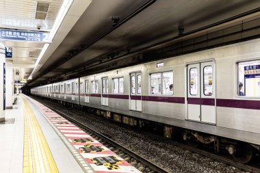 TOKYO, JAPONYA - 12 Mayıs 2019 Tokyo, Japonya 'daki yeraltı tren istasyonu