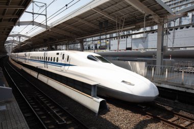 KYOTO, JAPONYA - 13 Mayıs 2019: Japonya 'da bir tren istasyonuna giren yüksek hızlı bir Shinkansen treni