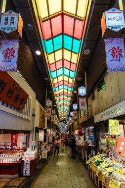 KYOTO, JAPONYA - 14 Mayıs 2019: Kyoto, Japonya 'da gündüz Nishiki Pazarı