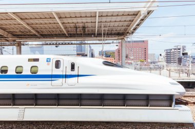 KYOTO, JAPONYA - 13 Mayıs 2019: Japonya 'da bir tren istasyonuna giren yüksek hızlı bir Shinkansen treni