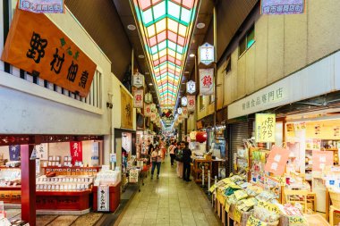 KYOTO, JAPONYA - 14 Mayıs 2019: Kyoto, Japonya 'da gündüz Nishiki Pazarı