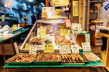 KYOTO, JAPONYA - 14 Mayıs 2019: Kyoto, Japonya 'da gündüz Nishiki Pazarı