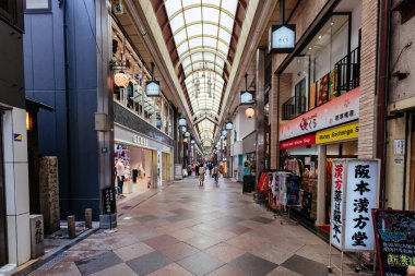 KYOTO, JAPONYA - 14 Mayıs 2019: Kyoto, Japonya 'da gündüz Nishiki Pazarı