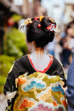 Kyoto, Japonya - 14 Mayıs 2019: Kyoto, Japonya 'daki Gion ilçesinde rehberi tarafından müşteri evlerine götürülen genç bir Maiko Geyşa' nın portresi