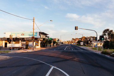 RYE, AUSTRALYA - 30 Haziran 2020 Sabahın erken saatlerinde Avustralya 'nın Victoria kentindeki Mornington Yarımadası' nda Rye 'nin ana caddesi