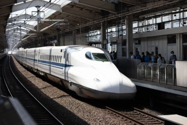 KYOTO, JAPONYA - 13 Mayıs 2019: Japonya 'da bir tren istasyonuna giren yüksek hızlı bir Shinkansen treni