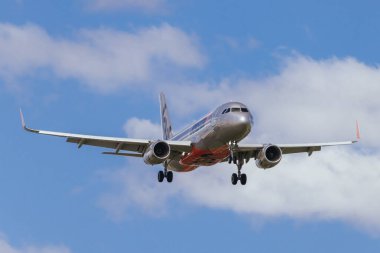 MELBOURNE, AUSTRALYA - EYLÜL 07, 2024: Bir Jetstar Airbus A320 7 Eylül 2024 tarihinde Sidney 'den Melbourne' a uçar.