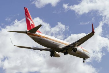 MELBOURNE, AUSTRALIA - SEPTEMBER 07, 2024: Bir Qantas Boeing 737-800 retro-üniformasıyla 7 Eylül 2024 tarihinde Perth 'ten Melbourne' e uçar.