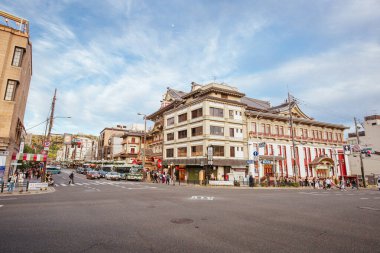KYOTO, JAPONYA - 15 Mayıs 2019: Japonya 'nın Kyoto kentindeki Kawabatacho kentindeki Gion-Shijo tren istasyonu yakınlarında Shijo-dori ve Kawabata-dori kavşağında mimari