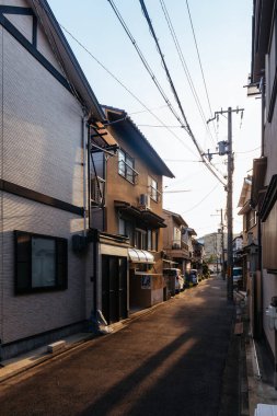 KYOTO, JAPONYA - 13 Mayıs 2019: Kyoto, Japonya 'da gün boyunca güzel geleneksel sokak manzarası