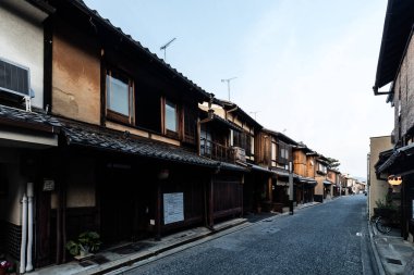 KYOTO, JAPONYA - 13 Mayıs 2019: Kyoto, Japonya 'da gün boyunca güzel geleneksel sokak manzarası