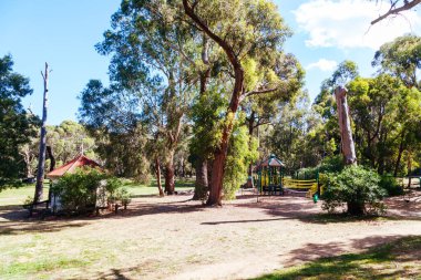Hanging Rock 'ın popüler turistik cazibesi. Macedon dağlarındaki bir tepenin tepesindeki volkanik bir kaya grubu, Victoria, Avustralya