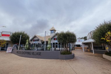 ANGLESEA, AUSTRALYA - 28 Mayıs 2023: Victoria, Avustralya 'da sakin bir kış öğleden sonrasında Anglesea' nin ilginç turistik kırsal kasabası