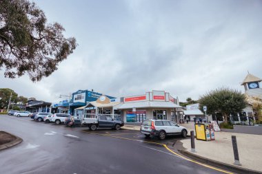 ANGLESEA, AUSTRALYA - 28 Mayıs 2023: Victoria, Avustralya 'da sakin bir kış öğleden sonrasında Anglesea' nin ilginç turistik kırsal kasabası