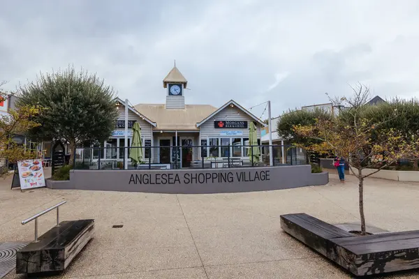 ANGLESEA, AUSTRALYA - 28 Mayıs 2023: Victoria, Avustralya 'da sakin bir kış öğleden sonrasında Anglesea' nin ilginç turistik kırsal kasabası