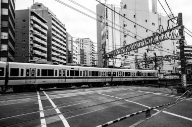 TOKYO, JAPONYA - 18 Mayıs 2019 - Tokyo şehir merkezindeki Shinjuku yakınlarındaki banliyö tren ve tren rayları