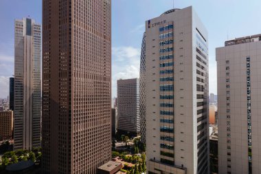 TOKYO, JAPONYA - 19 Mayıs 2019: Gündüz Shinjuku, Tokyo 'da genel mimari ve gökdelenler