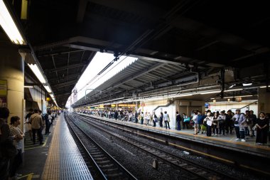 TOKYO, JAPONYA - 11 Mayıs 2019: Tokyo 'daki Shinjuku tren istasyonu ve demiryolu