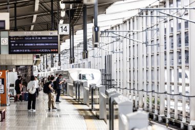 KYOTO, JAPONYA - 24 Eylül 2024: Kyoto, Japonya 'daki Kyoto İstasyonu' na gelen bir Shinkansen yüksek hızlı mermi treni
