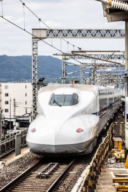 KYOTO, JAPONYA - 24 Eylül 2024: Kyoto, Japonya 'daki Kyoto İstasyonu' na gelen bir Shinkansen yüksek hızlı mermi treni