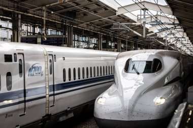 KYOTO, JAPONYA - 24 Eylül 2024: Kyoto, Japonya 'daki Kyoto İstasyonu' na gelen bir Shinkansen yüksek hızlı mermi treni