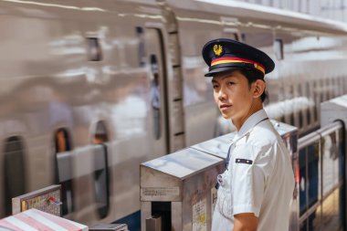 KYOTO, JAPONYA - 24 EPTEMBER 2024: Kyoto tren istasyonu personeli Kyoto, Japonya 'daki bir Shinkansen hızlı treninin tren durağında rutinleri sırasında