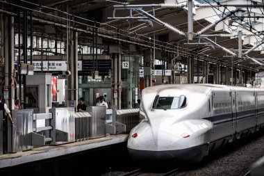 KYOTO, JAPONYA - 24 Eylül 2024: Kyoto, Japonya 'daki Kyoto İstasyonu' na gelen bir Shinkansen yüksek hızlı mermi treni