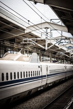 KYOTO, JAPONYA - 24 Eylül 2024: Kyoto, Japonya 'daki Kyoto İstasyonu' na gelen bir Shinkansen yüksek hızlı mermi treni