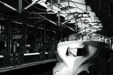 KYOTO, JAPONYA - 24 Eylül 2024: Kyoto, Japonya 'daki Kyoto İstasyonu' na gelen bir Shinkansen yüksek hızlı mermi treni