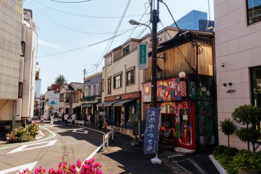 TOKYO, JAPONYA - 11 Mayıs 2019 - Harajuku sokak yaşamı ve Japonya 'nın merkezindeki Cat Caddesi yakınlarındaki dükkanlar