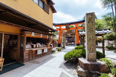 Kyoto, Japonya - 15 Mayıs 2019: Fushimi Inari Tapınağı, Kyoto, Japonya. Japonya 'daki en büyük turistik yerlerden biri.