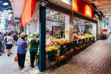 HONG KONG, Çin - 29 Eylül 2024: İnsanlar Wan Chai Market 'ten yemek almakla meşgul, Hong Kong' daki Hong Kong Adası 'ndaki Wan Chai' de bir markette