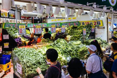 HONG KONG, Çin - 29 Eylül 2024: İnsanlar Wan Chai Market 'ten yemek almakla meşgul, Hong Kong' daki Hong Kong Adası 'ndaki Wan Chai' de bir markette