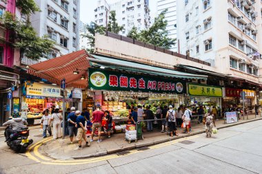 HONG KONG, Çin - 29 Eylül 2024: İnsanlar Wan Chai Market 'ten yemek almakla meşgul, Hong Kong' daki Hong Kong Adası 'ndaki Wan Chai' de bir markette