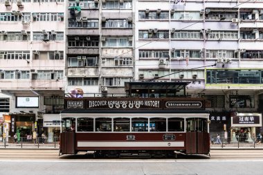 HONG KONG, ÇİN - 29 EYLÜL 2024: Hong Kong 'daki Hong Kong Adası' ndaki Wan Chai 'de işlek yollar ve tramvaylar