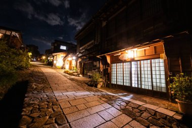 MAGOME, JAPONYA 20 EYLÜL 2024: Japonya 'nın Nakatsugawa kasabası yakınlarındaki Gifu ilinde tarihi Magome-Juku köyü