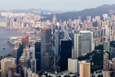 HONG KONG, Çin - 29 Eylül 2024: Hong Kong Adası ve Çin 'deki Kowloon' a bakan Lugard Yolu 'ndan gün batımına doğru ikonik manzara