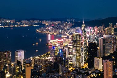 HONG KONG, Çin - 29 Eylül 2024: Hong Kong Adası ve Çin 'deki Kowloon' a bakan Lugard Yolu 'ndan gün batımına doğru ikonik manzara