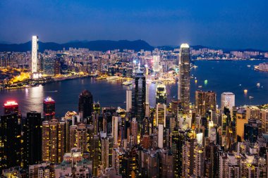 HONG KONG, Çin - 29 Eylül 2024: Hong Kong Adası ve Çin 'deki Kowloon' a bakan Lugard Yolu 'ndan gün batımına doğru ikonik manzara