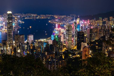 HONG KONG, Çin - 29 Eylül 2024: Hong Kong Adası ve Çin 'deki Kowloon' a bakan Lugard Yolu 'ndan gün batımına doğru ikonik manzara