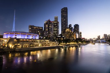 MELBOURNE, AUSTRALIA - 10 Ekim 2024: Melbourne Southbank 'teki Princes Köprüsü' nden Victoria, Avustralya 'da alacakaranlıkta Yarra Nehri boyunca gökyüzü