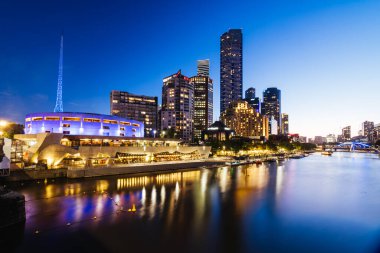 MELBOURNE, AUSTRALIA - 10 Ekim 2024: Melbourne Southbank 'teki Princes Köprüsü' nden Victoria, Avustralya 'da alacakaranlıkta Yarra Nehri boyunca gökyüzü