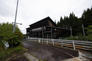 IIZUNA, JAPONYA - 19 EPTEMBER 2024: Japonya 'nın Nagano kenti yakınlarındaki Iizuna köyünde yağmurlu bir sonbahar gününde Nagano 1998 Olimpik Spiral kızak kızak pistinde başlangıç.